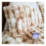 وتختی خزدار مادام کوکو روی تخت بزرگ